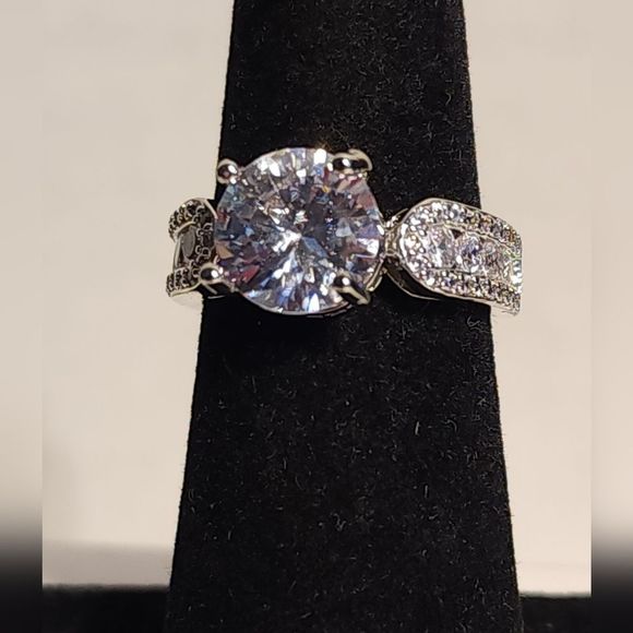 ❤️  Rount Cut side round accent stone Ring Engagement - Picture 5 of 8